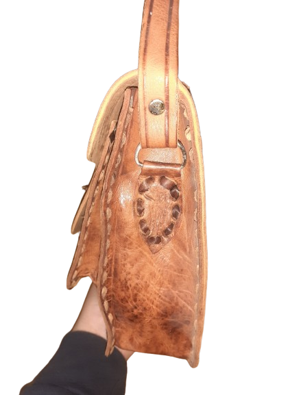 Bolso grande de cuero labrado con hebilla
